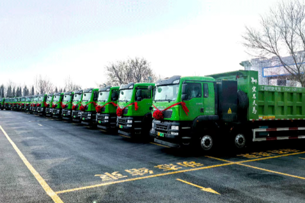 中國重汽新能源重卡南北兩地齊交付，共築綠色運輸新生態！