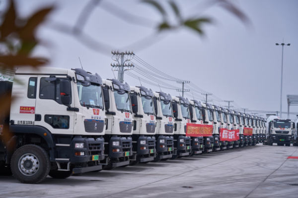 首季開門紅丨中國重汽豪沃重卡批量交付，賦能全場景運輸高質量發展